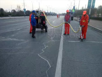 強(qiáng)化春季公路養(yǎng)護(hù)，保證道路通暢